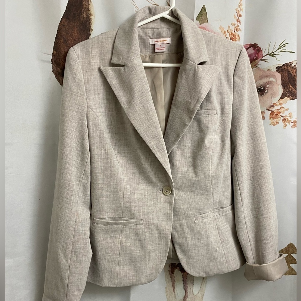 Size 4 Isaac Mizrahi blazer​​​​​​​​​​